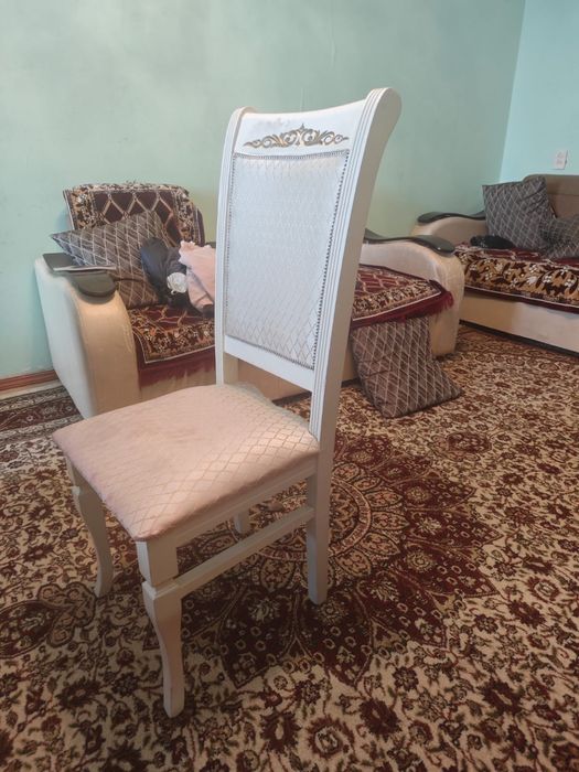 Стол и стулья для зала