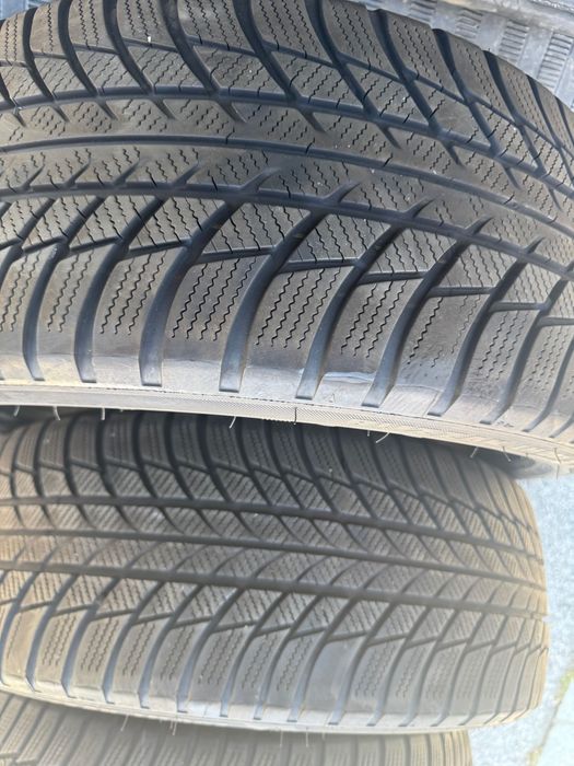 Vând anvelope Bridgestone 225 45 18 runflat