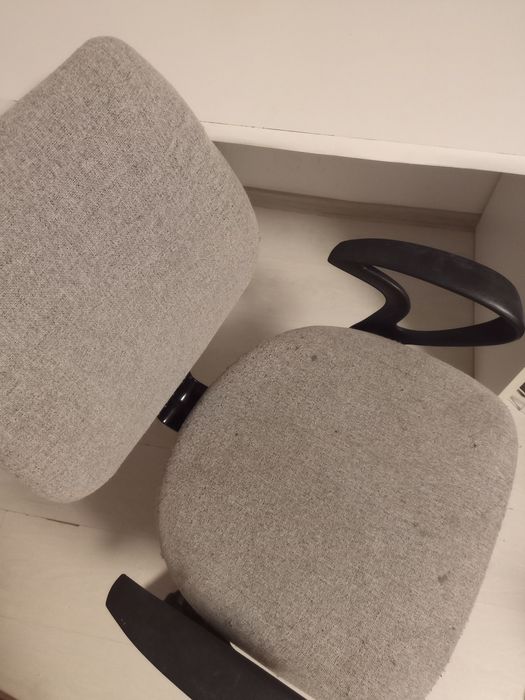 Vând scaun birou 100 lei .