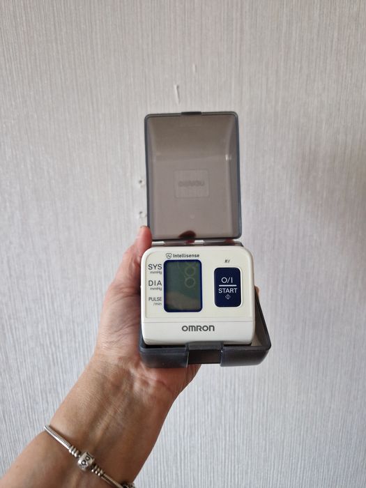 Тонометр omron R1 б/у