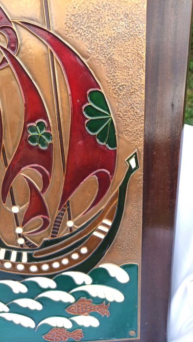 Голяма цветна медна пластика върху дървена основа