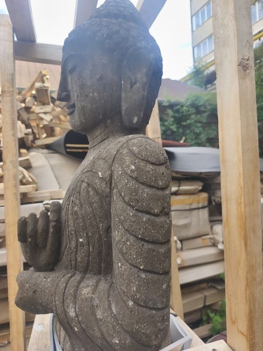 standing buddha statuie
