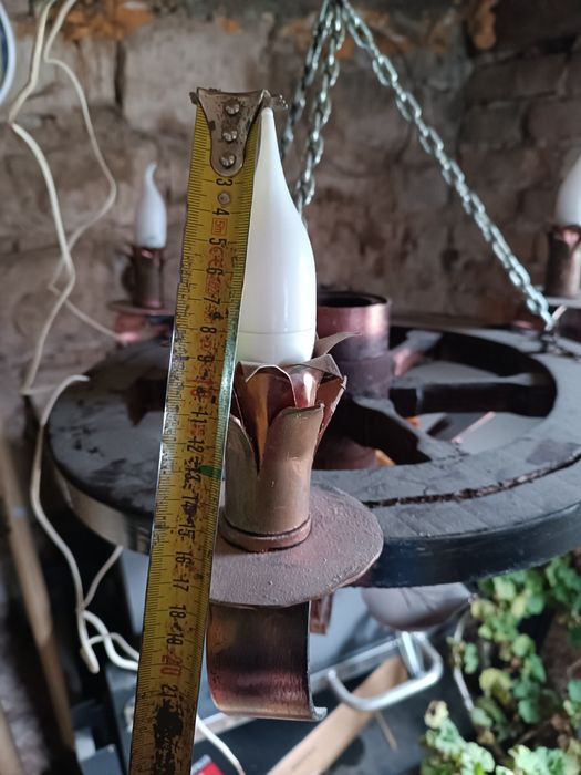 Продавам ръчно направен полилей колело от каруца