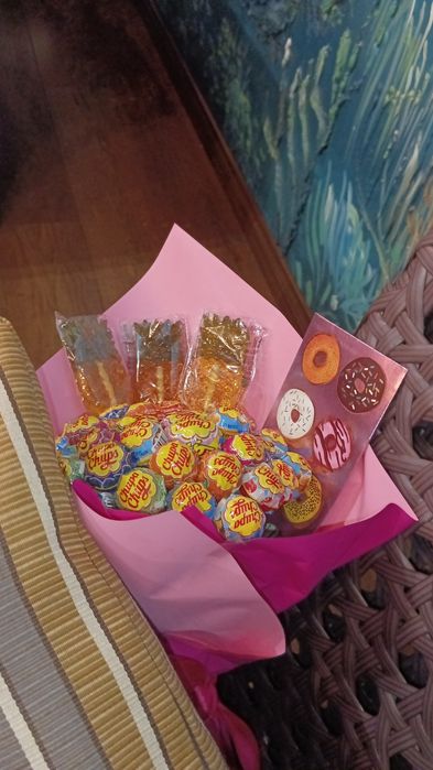 Букеты из сладостей, фрукты с цветами, из закусок