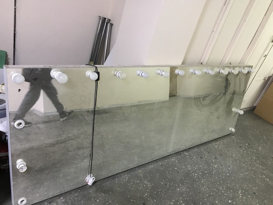 Визажный стол и зеркало