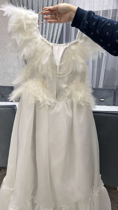 Белое платье с перьями