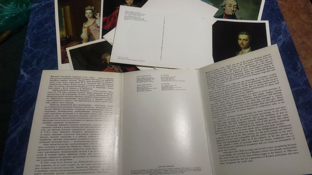 Два набора открыток большого размера.