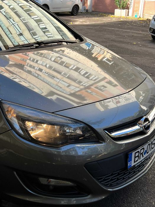 Opel Astra J Berlina, motor 1.6 benzina, an fabricatie 2017, 64000 km