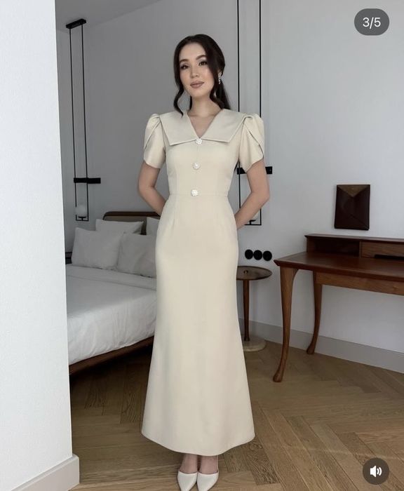Минималистичное платье с широким воротником