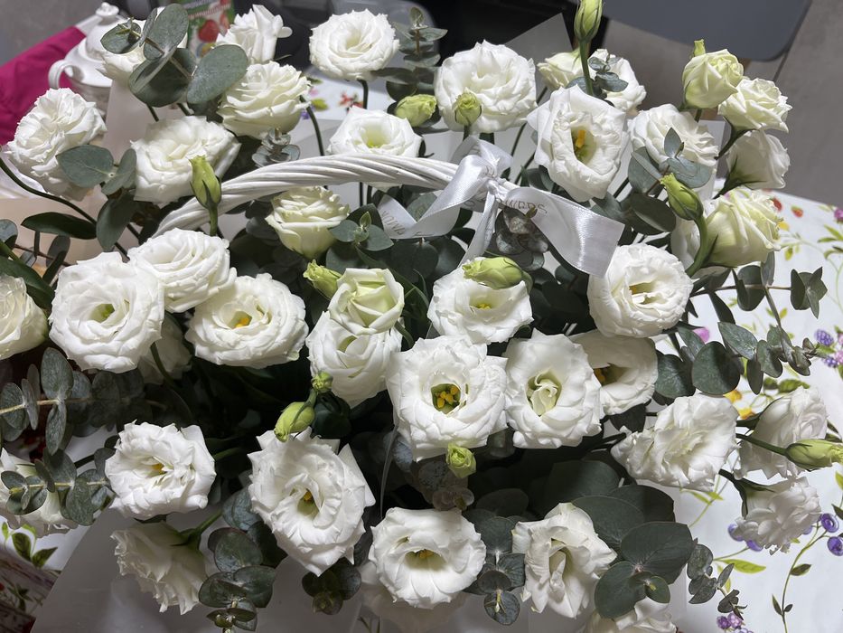 В корзине цветы , огромный