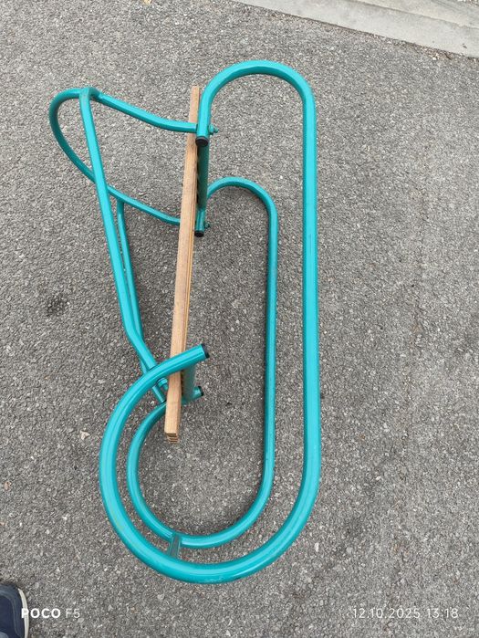 Шейна от тръби и дърво