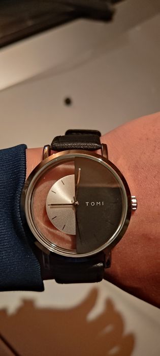часы кварцевые Tomi B