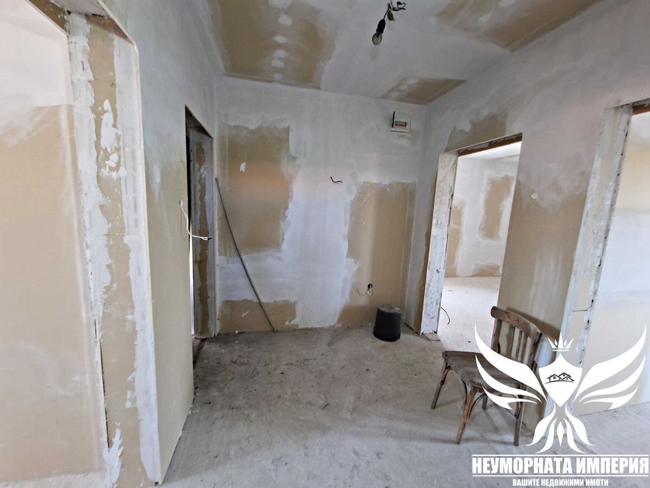 Двуетажна къща 160РЗП с голям двор 1250кв. двор в село Избеглии