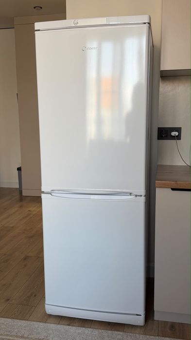 Холодильник Indesit