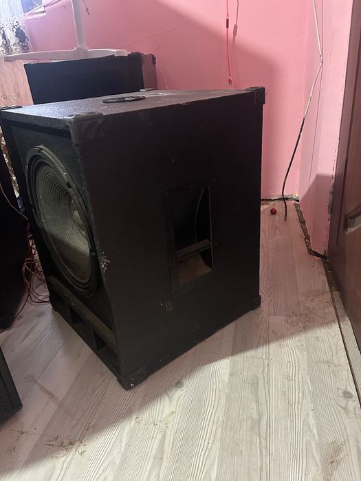 Vând bass 600w rms și boxa 500w rms boxa n-are înaltă mai multe