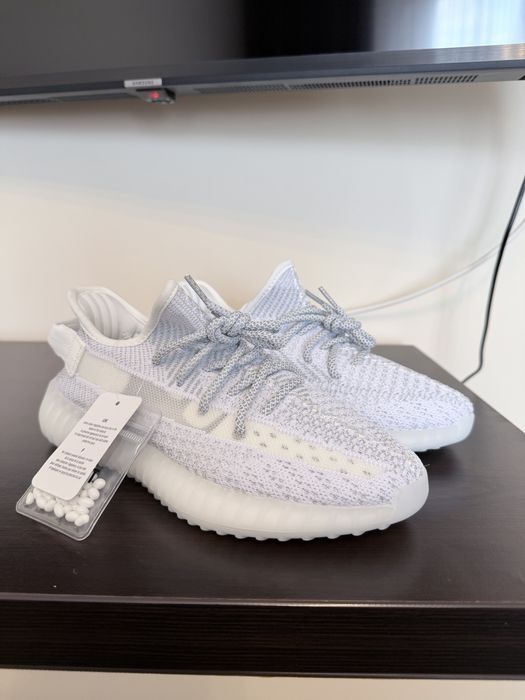 Yeezy 350 noi cu etichete