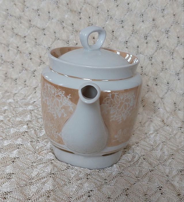 Фарфоровый чайник