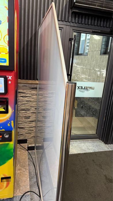 Стеклянная перегородка на стойках