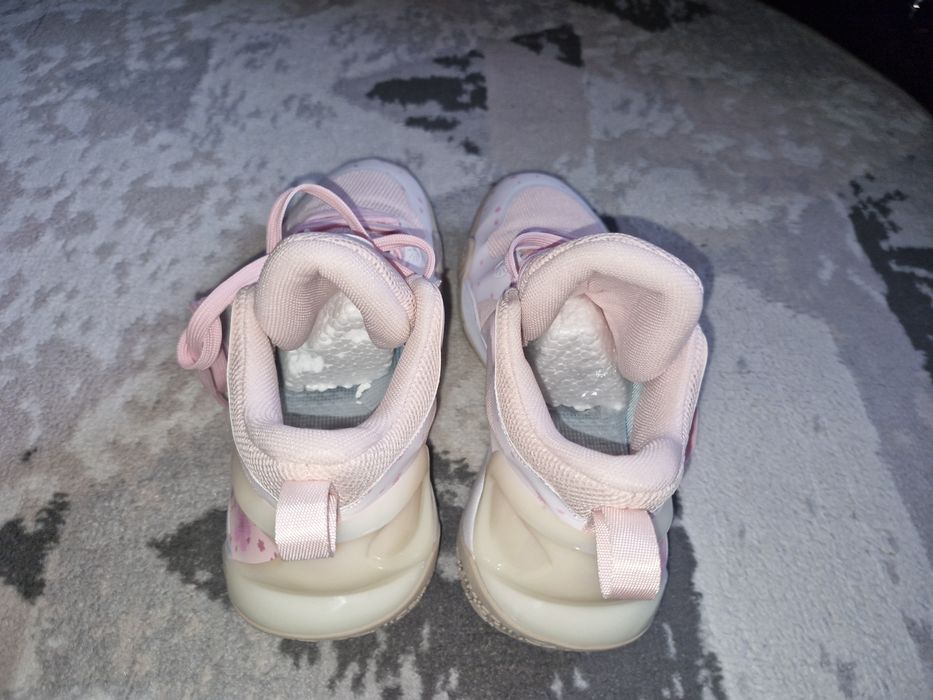 Продам кроссовки женские