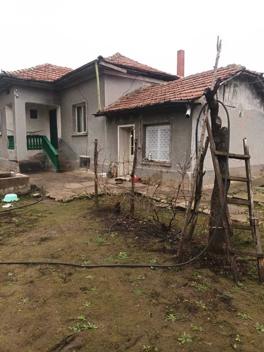 Къща с голям двор с.Одърне