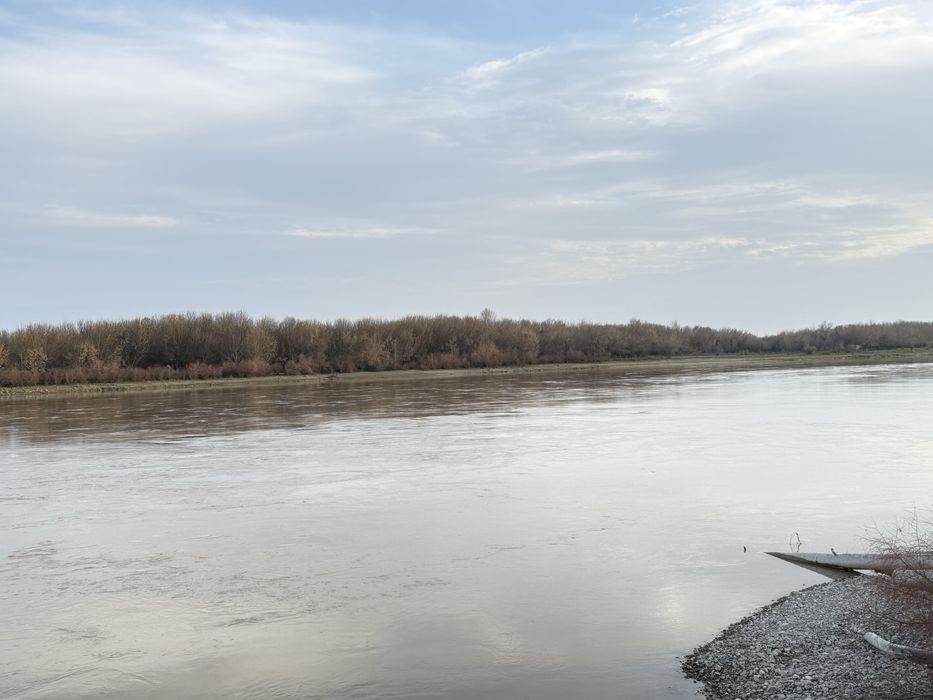 Daryo boyida bino inshoat va yer