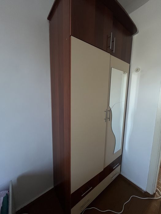 Высокий шкаф для комнаты