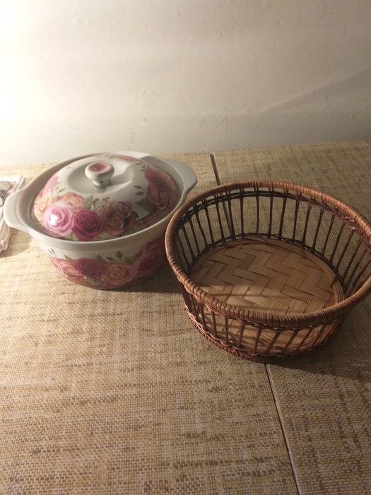 Супница  с крышкой очень красивой расцветки и хлебница