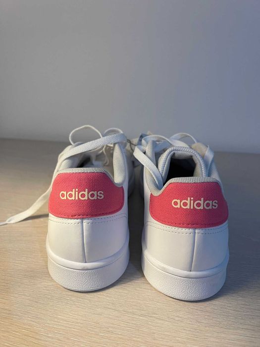 Adidas- Noi, cu etichetă.