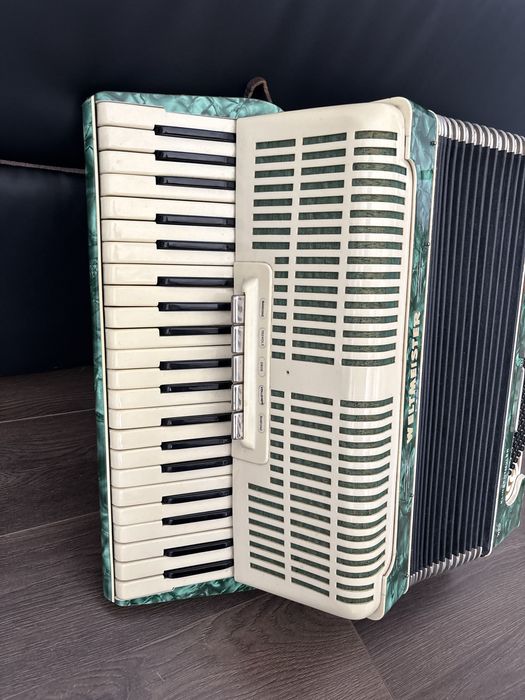 Acordeon nemtesc Weltmeister cu 120 de basi