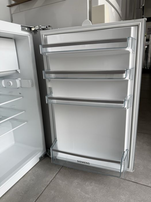 Малък хладилник Сименс за вграждане
