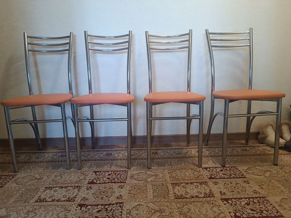 Стулья кухонные, четыре штуки