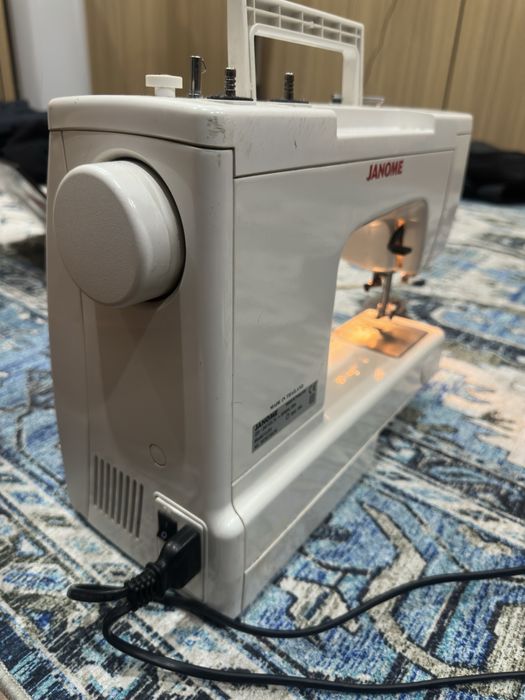 Продам швейную машинку Janome