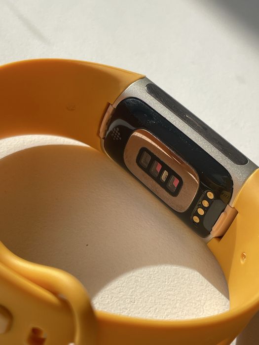 Фитнес смарт часы / браслет Fitbit Charge 6