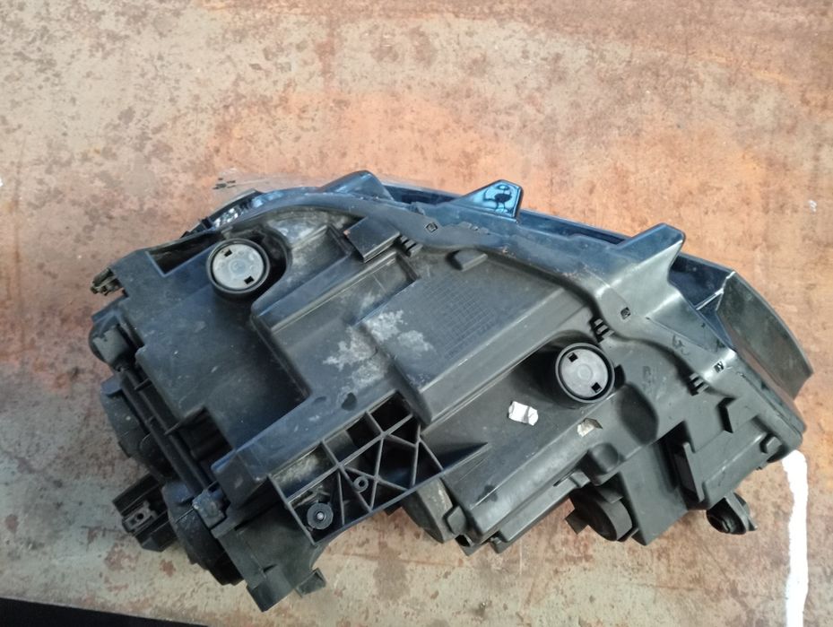 Vând far dreapta passat b8