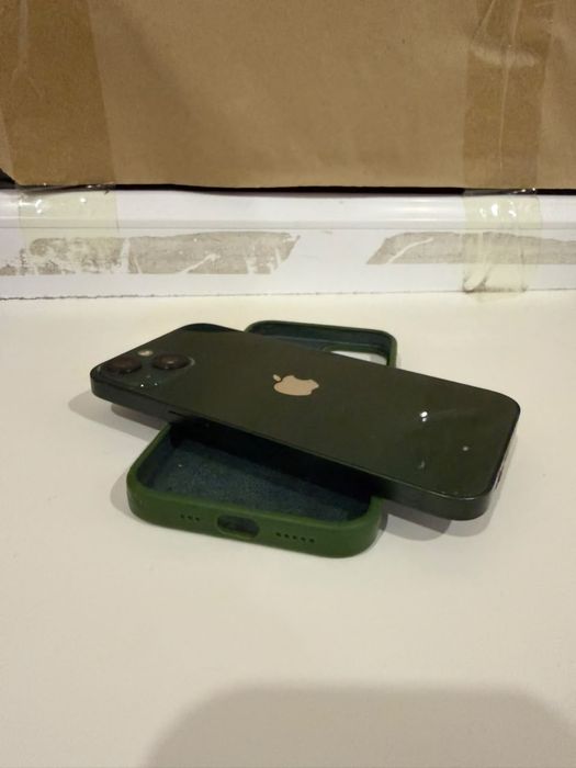 Телефон iPhone 13
