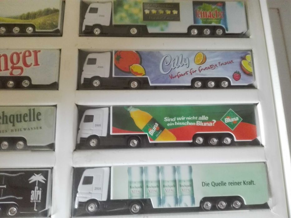 Детски играчки - рекламни камиончета и кубче на Рубик.