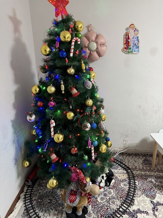Продается шикарная пушистая новогодняя елка с игрушками и гирляндами