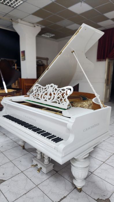 Рояль салонный. Royal