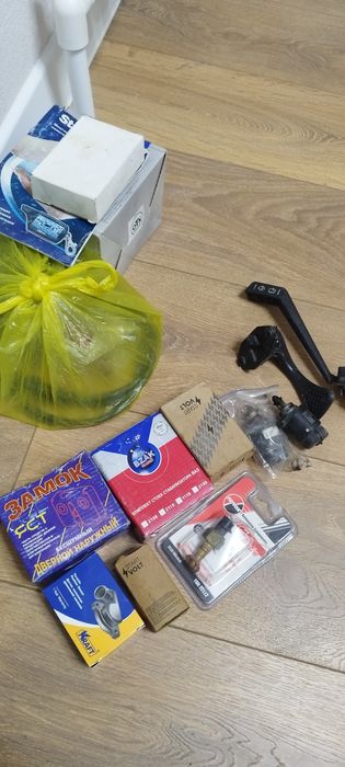Продам замки 1000 ; датчики 500 гитара дворника
