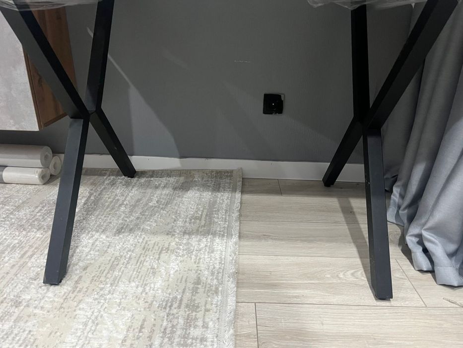 Стол кухонный.