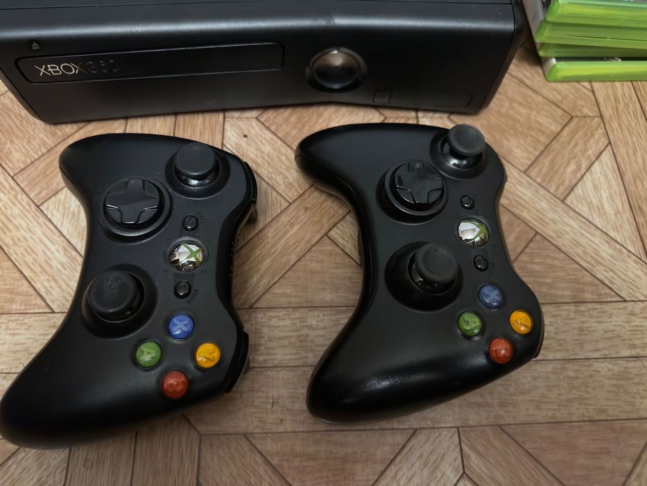 Xbox 360 Slim два джойстика