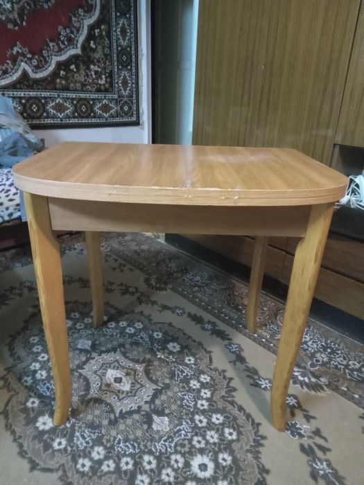 Кухонный стол с табуретами