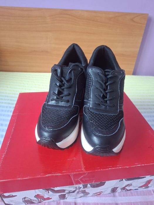 Vând Adidași Damă cu Platforma Mărimea 37