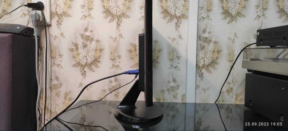 LG монитор 19" (без блока питания)- модель: 19M38A