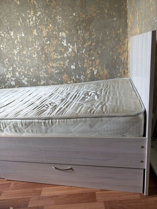 Продам кровать с матрасом