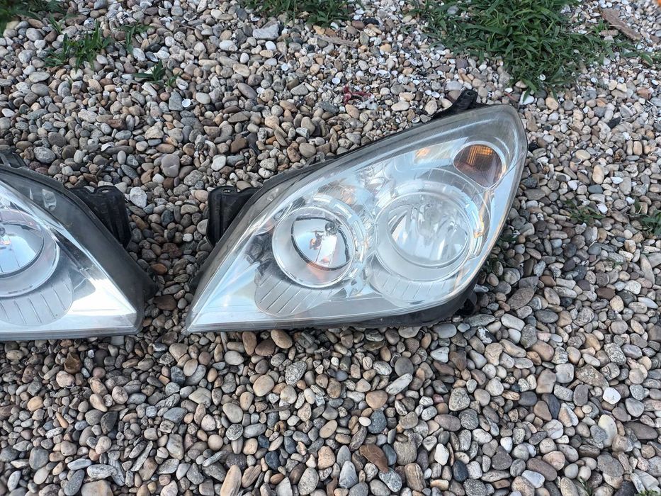 ляв и десен бял фар за опел астра х OPEL ASTRA H