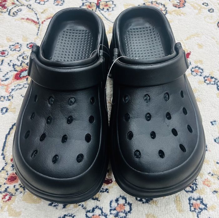 Продам кроксы новые.