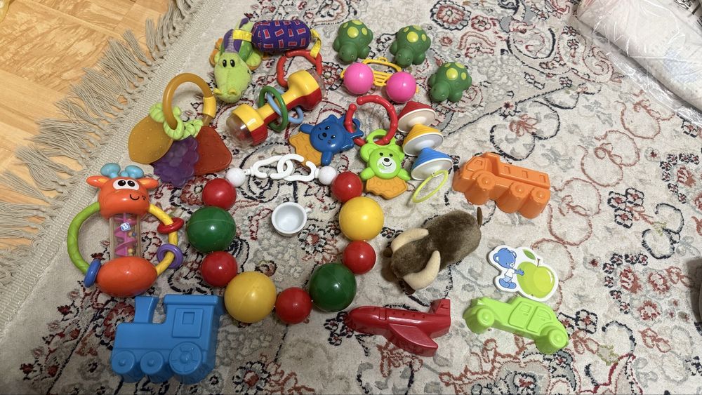 Продам игрушки для новорожденных.