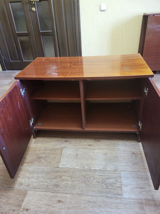 Тумбочка б/у в хорошем состоянии