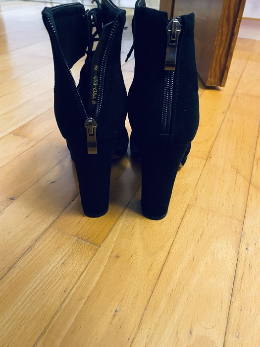 Женские босоножки